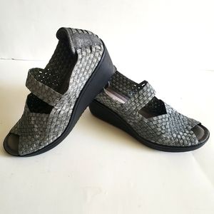 Bare Traps Womens Metallic Silver Woven Stretch Shoes Sandals Heels Wedge
